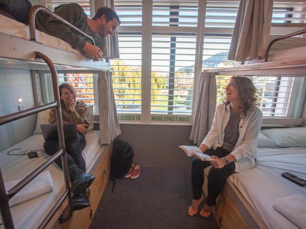 Absoloot Hostel Queenstown : photo 4 de la chambre lit simple dans chambre 4 lits avec salle de bains privative