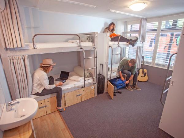 Absoloot Hostel Queenstown : photo 2 de la chambre lit simple dans dortoir de 6 lits avec accès à une salle de bains commune
