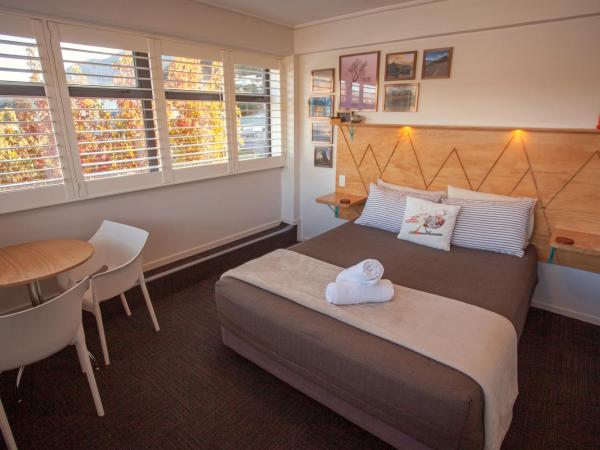 Absoloot Hostel Queenstown : photo 3 de la chambre chambre lit queen-size avec salle de bains privative