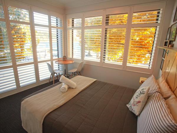 Absoloot Hostel Queenstown : photo 2 de la chambre  chambre lit queen-size avec salle de bains privative