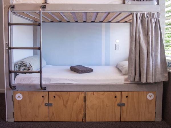 Absoloot Hostel Queenstown : photo 3 de la chambre lit simple dans dortoir de 6 lits avec accès à une salle de bains commune