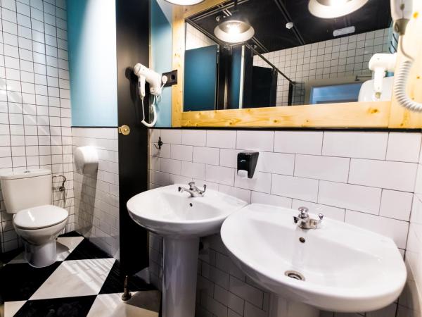 Far Home Bernabeu : photo 2 de la chambre chambre double avec salle de bains commune