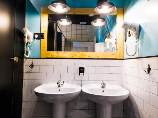 Far Home Bernabeu : photo 3 de la chambre chambre double avec salle de bains commune