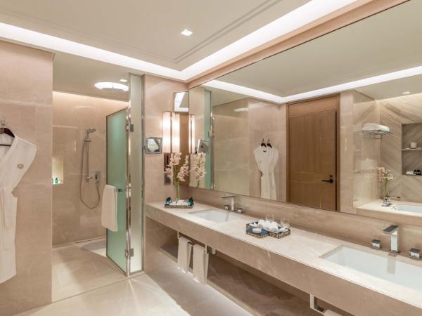 Taj Exotica Resort & Spa, The Palm, Dubai : photo 4 de la chambre suite de luxe avec accès au salon club, goûter et cocktails en soirée - vue sur mer