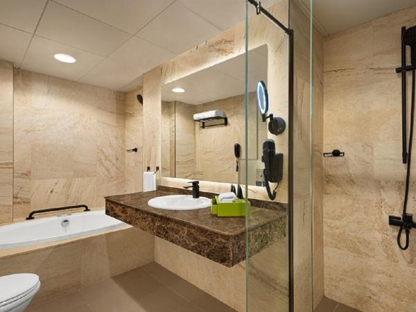 La Quinta by Wyndham Dubai Jumeirah : photo 7 de la chambre suite exécutive avec lit king-size et kitchenette - transfert gratuit vers plage la mer et station de métro burj khalifa/dubai mall