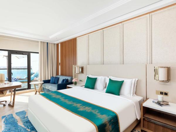 Taj Exotica Resort & Spa, The Palm, Dubai : photo 4 de la chambre grande suite de luxe avec jacuzzi extérieur et accès au salon club, goûter et cocktails en soirée - vue sur mer