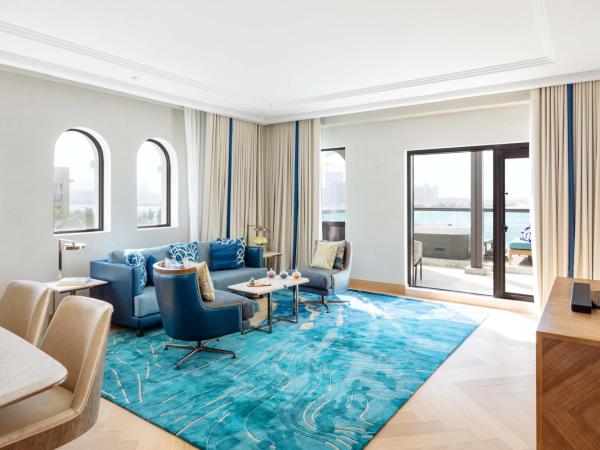 Taj Exotica Resort & Spa, The Palm, Dubai : photo 1 de la chambre grande suite de luxe avec jacuzzi extérieur et accès au salon club, goûter et cocktails en soirée - vue sur mer
