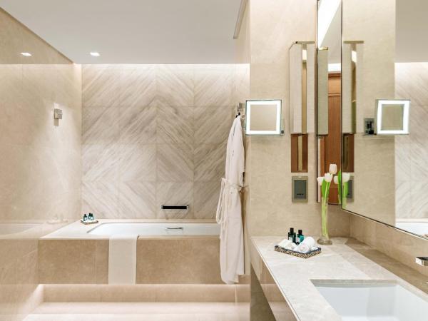 Taj Exotica Resort & Spa, The Palm, Dubai : photo 9 de la chambre grande suite de luxe avec jacuzzi extérieur et accès au salon club, goûter et cocktails en soirée - vue sur mer