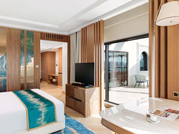 Taj Exotica Resort & Spa, The Palm, Dubai : photo 5 de la chambre grande suite de luxe avec jacuzzi extérieur et accès au salon club, goûter et cocktails en soirée - vue sur mer