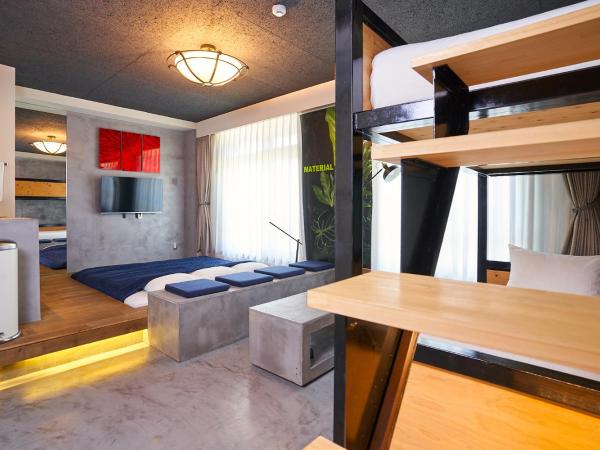 Material : photo 9 de la chambre chambre familiale avec baignoire