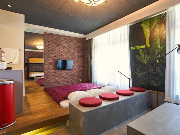 Material : photo 4 de la chambre chambre familiale avec baignoire