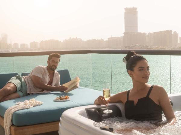 Taj Exotica Resort & Spa, The Palm, Dubai : photo 4 de la chambre suite exotica avec jacuzzi extérieur et accès au salon club, goûter et cocktails en soirée - vue sur mer