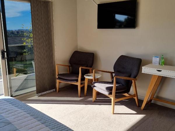 Rotorua Views B&B/Apartment : photo 1 de la chambre chambre lit king-size avec balcon