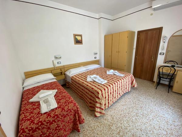 Hotel Nanni Garnì : photo 10 de la chambre chambre triple avec balcon