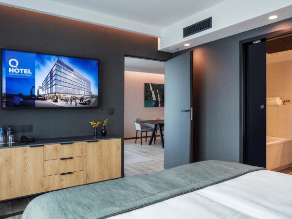 Q Hotel Plus Wrocław Bielany : photo 1 de la chambre appartement