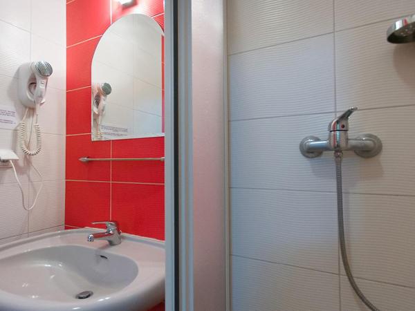 Helvetia Plus B&B - PRIVATE ROOMS and APARTMENTS : photo 8 de la chambre chambre lits jumeaux standard avec salle de bains commune