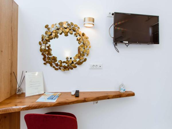 Deluxe Hotel : photo 10 de la chambre chambre double Économique - rez-de-chaussée