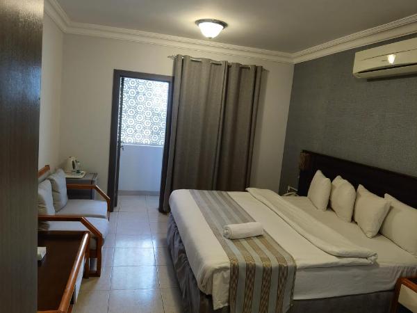 Al Ghubrah Plaza Hotel : photo 1 de la chambre chambre lit king-size deluxe