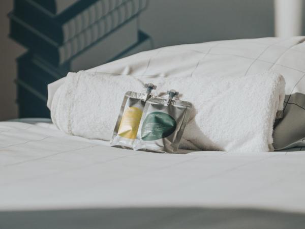 Stayokay Hostel Utrecht Centrum : photo 7 de la chambre hébergement double confort avec salle de bains privative et douche