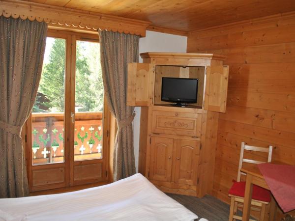 Oustalet : photo 5 de la chambre chambre familiale - vue sur mont-blanc (2 adultes + 2 enfants)