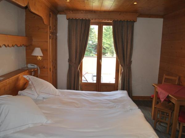 Oustalet : photo 3 de la chambre chambre double ou lits jumeaux - vue sur mont-blanc