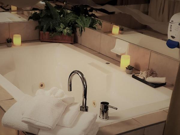 Hotel et Motel Le Chateauguay : photo 7 de la chambre suite lit queen-size avec baignoire spa
