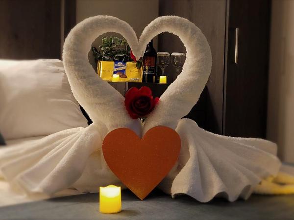 Hotel et Motel Le Chateauguay : photo 1 de la chambre suite lit queen-size avec baignoire spa