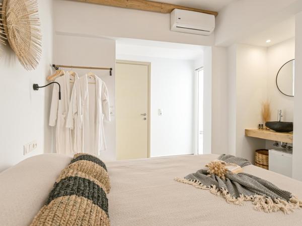 Naxos Blue Sky : photo 6 de la chambre chambre lit queen-size avec baignoire spa