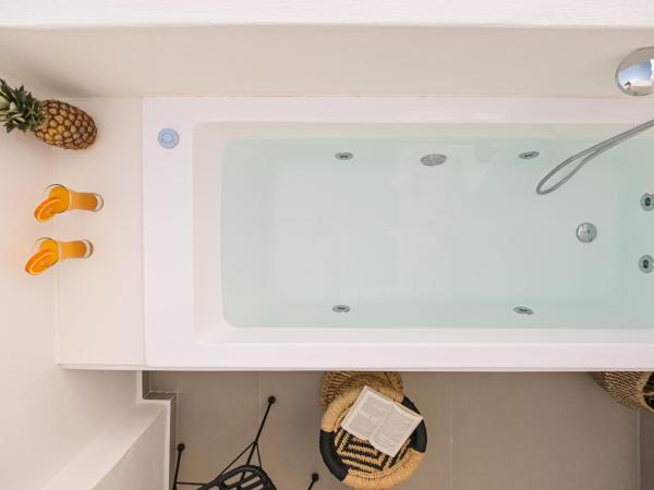 Naxos Blue Sky : photo 3 de la chambre chambre lit queen-size avec baignoire spa