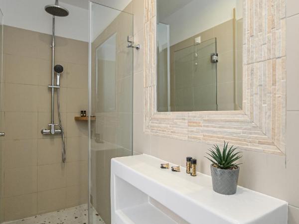 Naxos Blue Sky : photo 10 de la chambre chambre de luxe double ou lits jumeaux avec baignoire spa