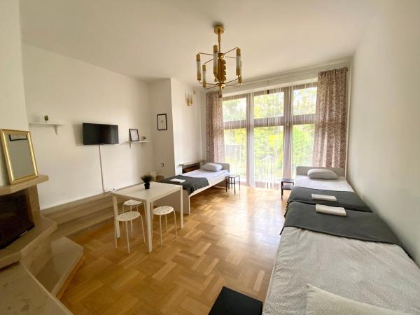 Pokoje Rezydencja Parysa : photo 4 de la chambre chambre triple avec balcon et salle de bains commune