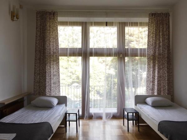 Pokoje Rezydencja Parysa : photo 6 de la chambre chambre triple avec balcon et salle de bains commune