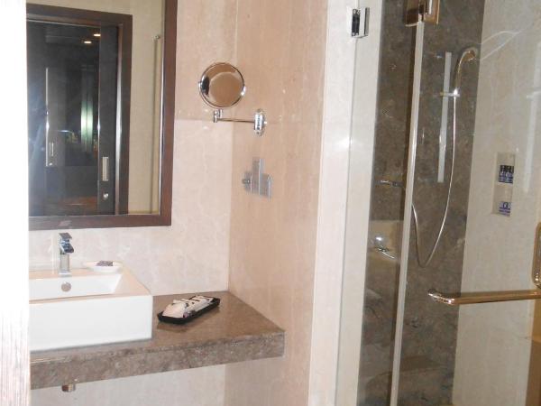 The Lalit Great Eastern Kolkata : photo 3 de la chambre hébergement de luxe lit king-size - vue sur ville