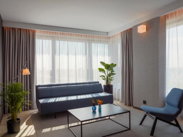 Q Hotel Plus Wrocław Bielany : photo 2 de la chambre appartement