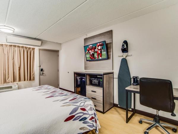 Red Roof Inn Columbia East - Ft Jackson : photo 6 de la chambre chambre lit king-size deluxe - accessible aux personnes à mobilité réduite - non-fumeurs