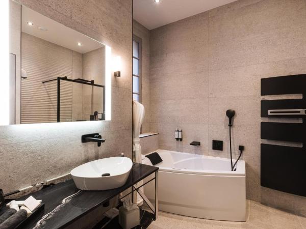 LE PETIT MANOIR : photo 4 de la chambre chambre double deluxe avec douche et baignoire spa