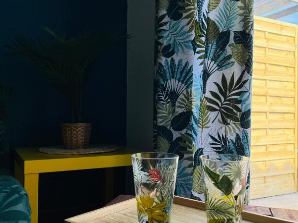 Un coin tropical en Provence ! : photo 6 de la chambre chambre double - vue sur piscine