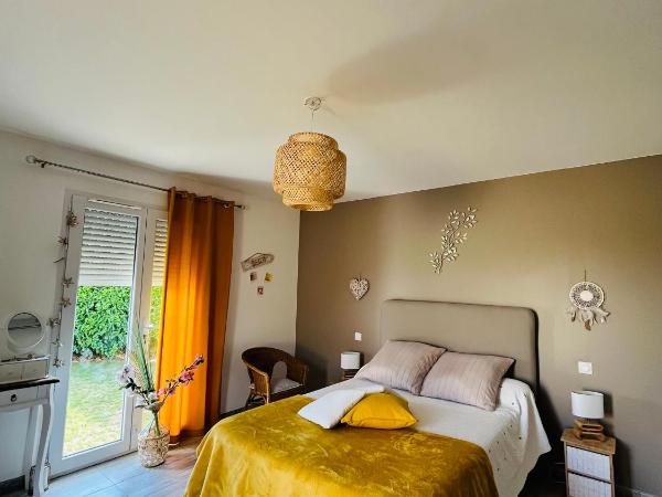 Un coin tropical en Provence ! : photo 9 de la chambre chambre double - vue sur piscine