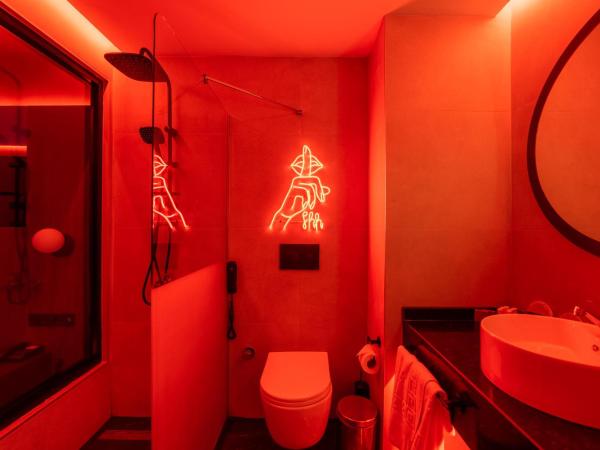 Amon Hotels Belek - Adult Only : photo 2 de la chambre chambre lit queen-size avec baignoire spa