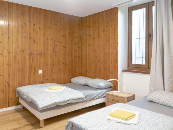 Hôtel du Cheval-Blanc : photo 1 de la chambre chambre familiale avec salle de bains privative