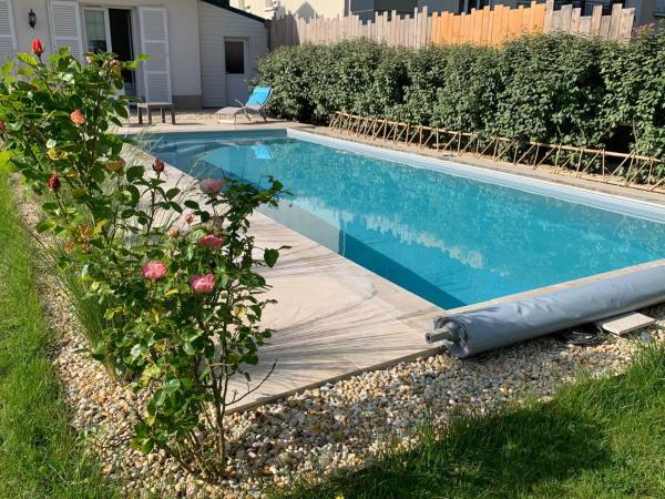 Chambre d'hôtes de Verdigné Piscine chauffée Parking Wifi : photo 10 de la chambre chambre supérieure lit queen-size