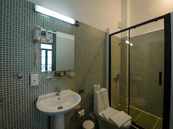 RentRooms Thessaloniki : photo 7 de la chambre chambre lits jumeaux avec balcon