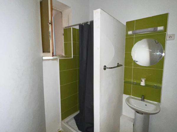 Hotel California : photo 3 de la chambre chambre simple avec toilettes communes et douche privée