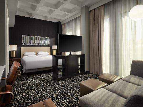 Hyatt House LAX Century Blvd : photo 9 de la chambre suite 1 chambre lit king-size avec canapé-lit et cuisine