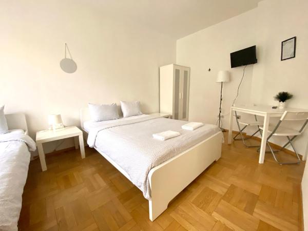 Pokoje Rezydencja Parysa : photo 4 de la chambre chambre lit queen-size avec salle de bains commune