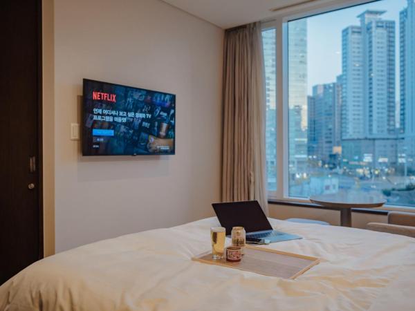 LOTTE City Hotel Mapo : photo 1 de la chambre chambre double supérieure - service de streaming et minibar