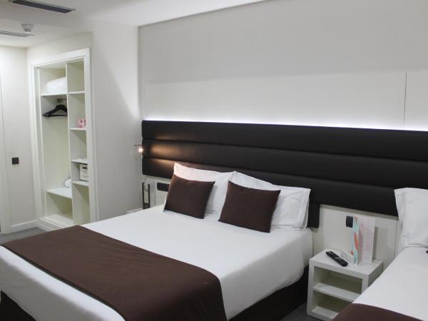 BCN Urbaness Hotels Del Comte : photo 2 de la chambre chambre double avec lit d'appoint