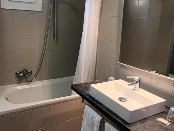 Hotel de La Paix : photo 4 de la chambre chambre double ou lits jumeaux supérieure