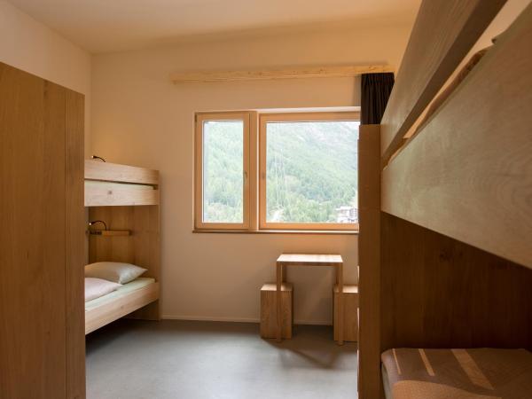 wellnessHostel4000 : photo 3 de la chambre chambre sextuple avec salle de bains commune - accès à la piscine inclus