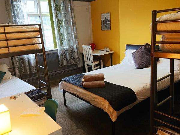 Gorton Mount Hotel Manchester : photo 1 de la chambre chambre familiale avec salle de bains commune